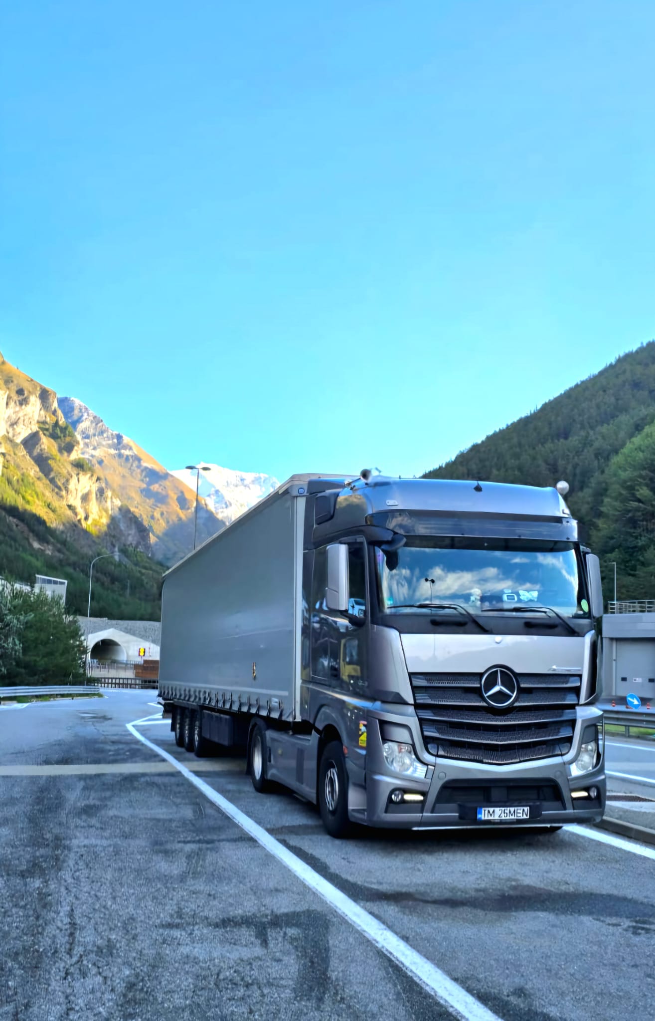 Camion Transmen pe traseu alpin