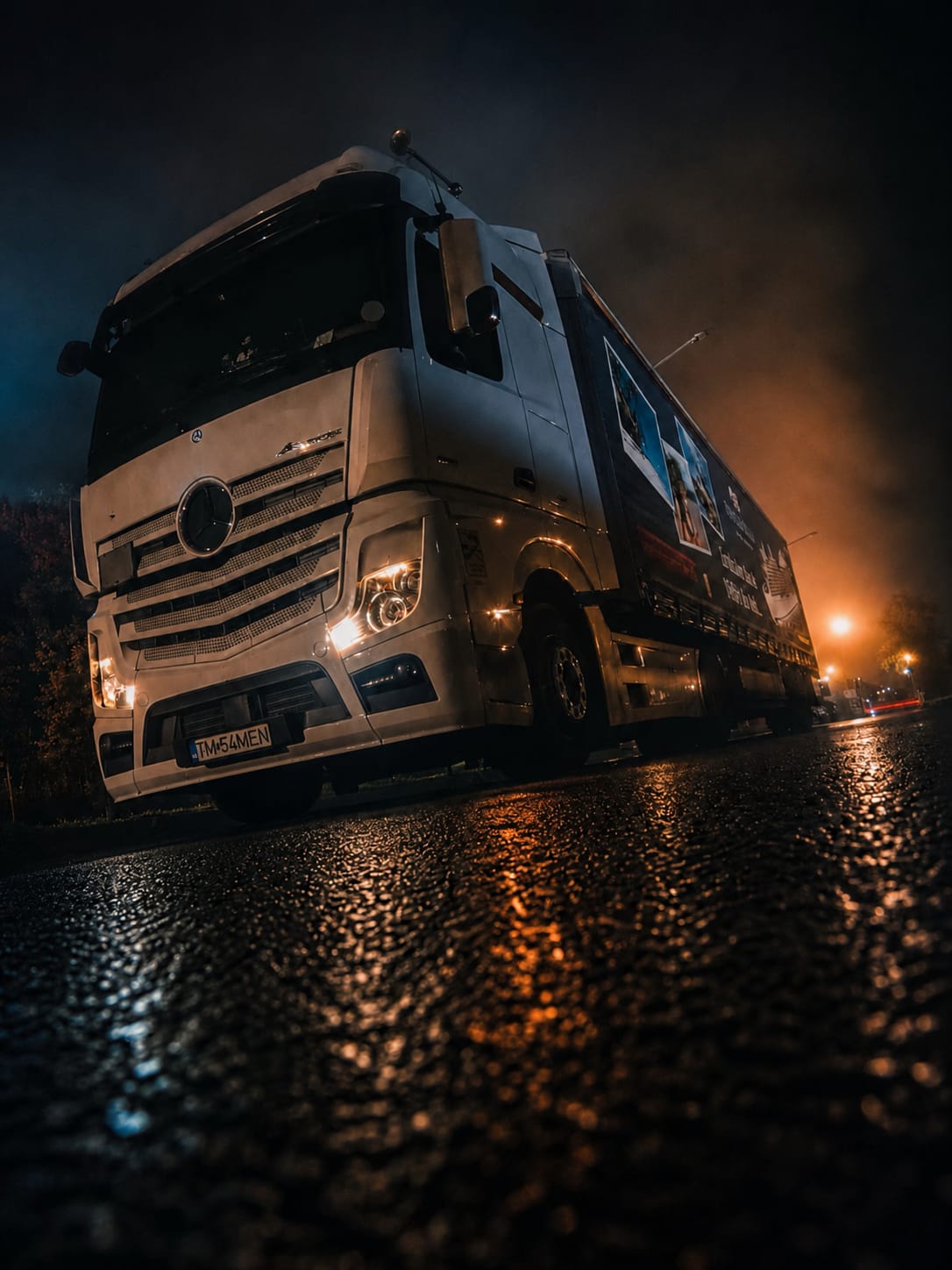 Camion Mercedes Transmen fotografiat noaptea